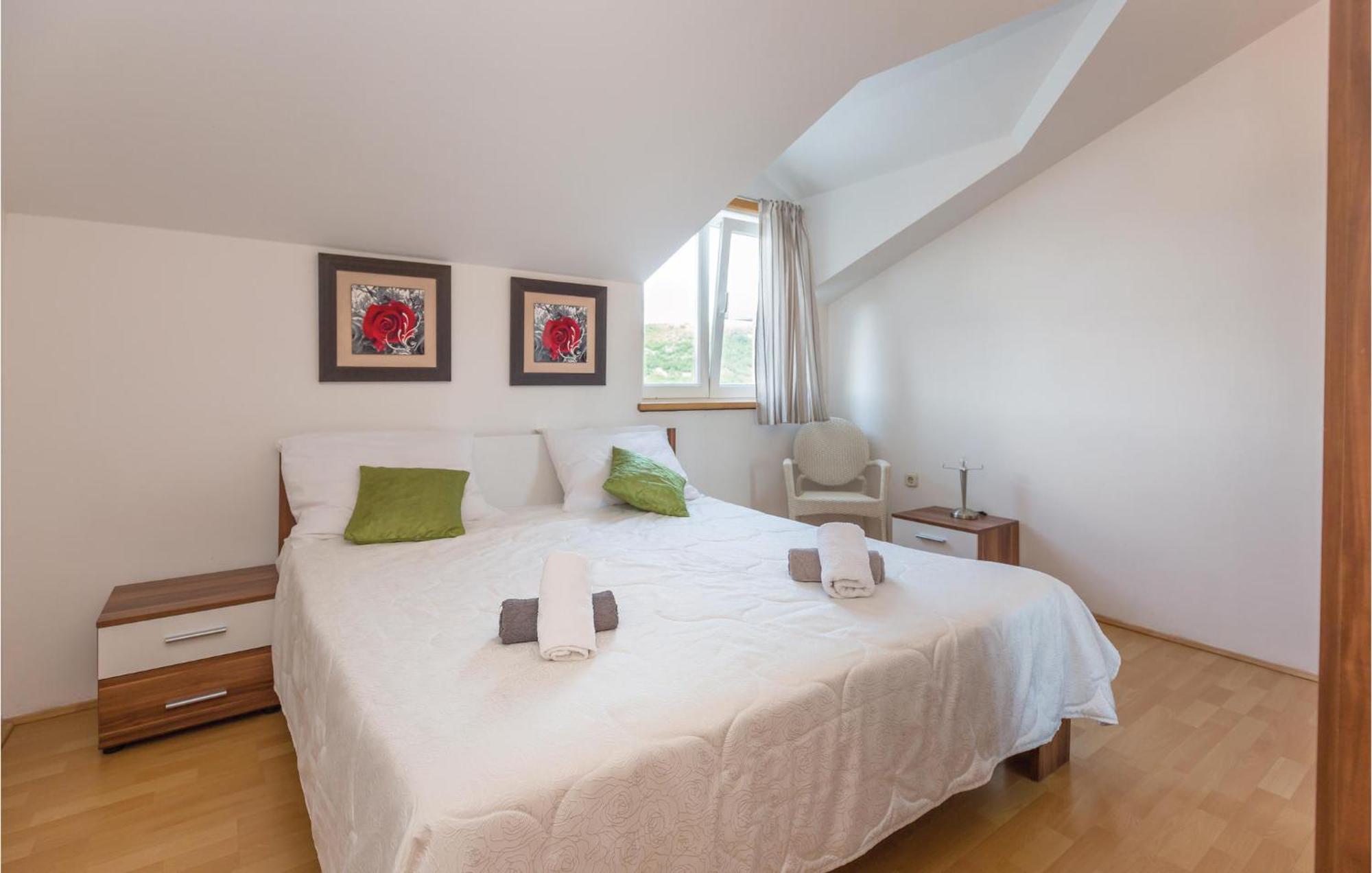 Lovely Apartment In Ugljane With Kitchen Exteriér fotografie